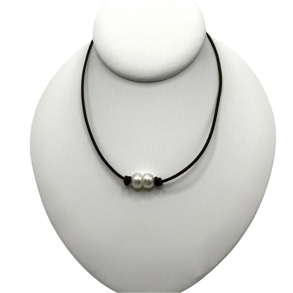 - 2 Freshwater Button Pearls on Leather - choker/necklace. NEW. Handmade - Picture 4 of 7